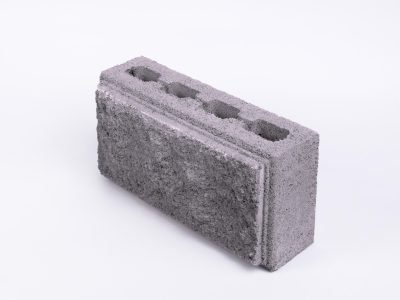 blok-na-parkan-kolotyy-siryy